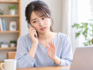 電話口で不安げな女性
