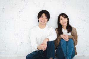 写真：床に座ってくつろぐ仲の良いカップル