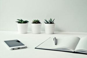 デスク、ノート、鉢植え、シンプル、ホワイト