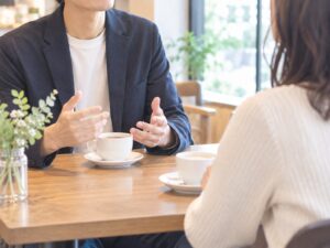 カフェで向かい合って弾む穏やかな会話