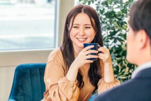 お見合い、笑顔の女性、カフェ、ソファ