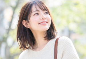 画像：公園で笑顔の女性
