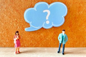 画像：悩む男性と女性のイメージ