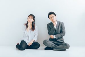 悩む男女、カップルのイメージ写真