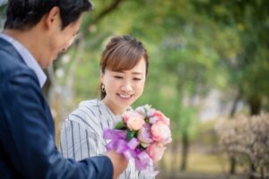 プロポーズのイメージ写真、両働きのカップル