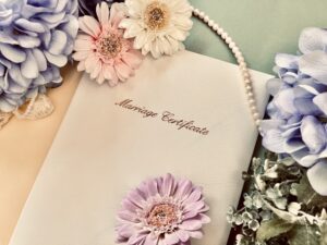 画像：ブライダルイメージ、結婚証明書とお花の背景