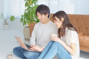 床に座って話すカップル、会話、ソファ