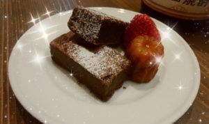 ぱぜすこ、デザートのチョコレートケーキとカヌレ、いちご