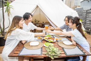 乾杯する笑顔の男女4人