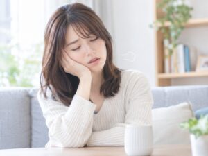 疲れてため息をつく女性