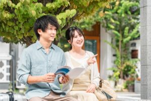 旅行を楽しむカップル