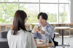 カフェでデートをするカップル