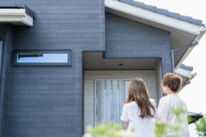 新築の家を建てた新婚夫婦