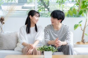 リビングでくつろぐ若いカップル
