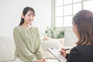 カウンセリングを受けにきた女性とカウンセラーのイメージ画像