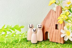 木の人形、3人家族とマイホーム