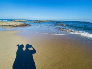 画像：海で楽しむカップルの影