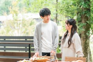 画像：ウッドデッキで食事するカップル・夫婦