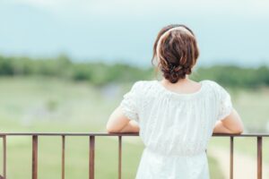 画像：自然の中にいる女性