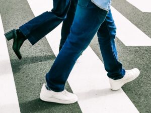 横断歩道を渡るカップルの足並み