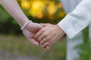 結婚式でカップルが繋いでいる手のアップ