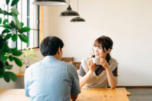 カフェで談笑するカップル