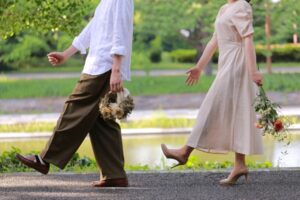 若いカップルのカジュアルな結婚式前撮り