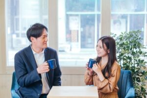 カフェにきた男女