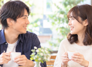 画像:カフェで向き合って会話する男女