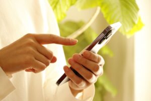 スマホを操作する女性のイメーじ