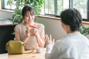 外食で会計時に支払いをしようとする女性のイメージ画像