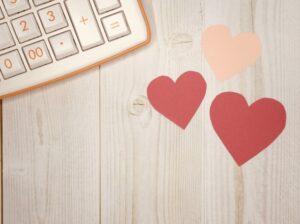 お金の話題、電卓＋ハートのイメージ画像