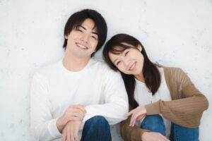 画像:笑顔で寄り添うカップル