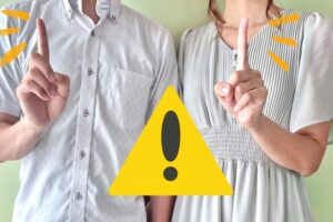 画像:注意を呼び掛ける男女・チェックのポイント