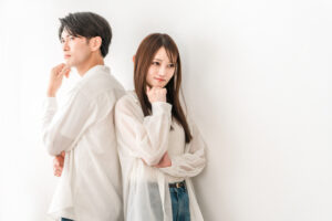 画像:背中合わせで立つカップル