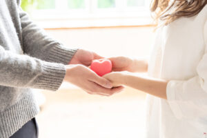 画像:ハートを受け渡す夫婦、カップル