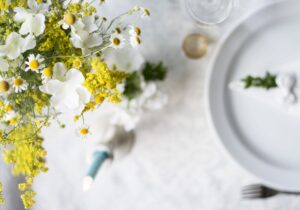 画像:結婚式のテーブルイメージ、黄色と白の小花
