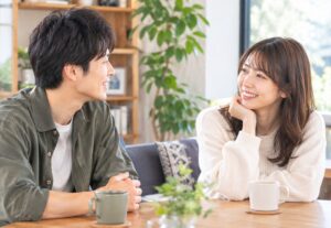 見つめ合ってくつろいで会話する男女